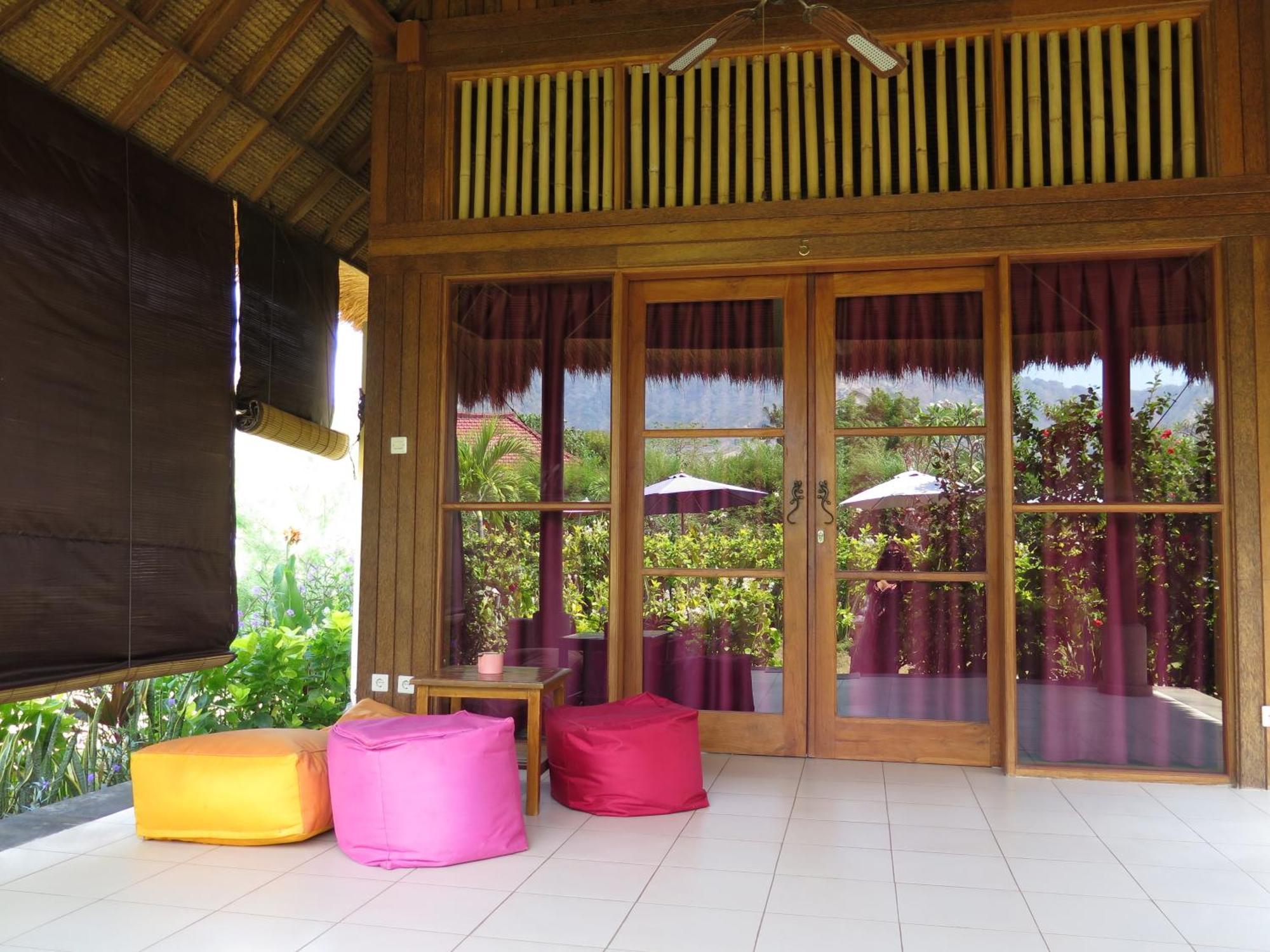 Sunia Loka Bungalows & Dive Center بيموتيران الغرفة الصورة
